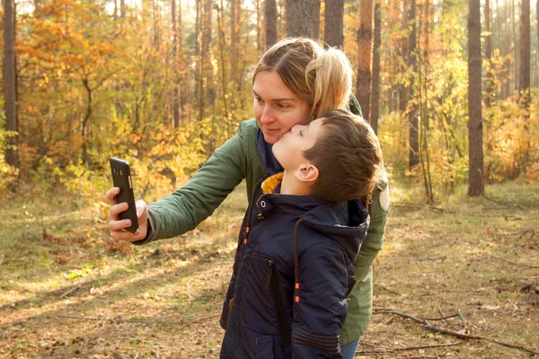Syn i matka robią selfie w parku — Zdjęcie stockowe
