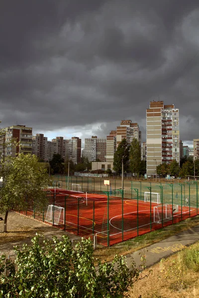Stadtlandschaft mit dunklem Gewitterhimmel — Stockfoto