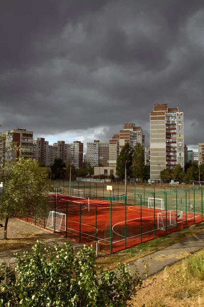 Paisaje urbano con cielo oscuro — Foto de Stock