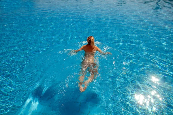 Kvinnan i poolen — Stockfoto