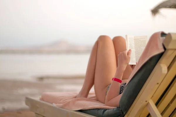 Mulher lendo livro na praia — Fotografia de Stock