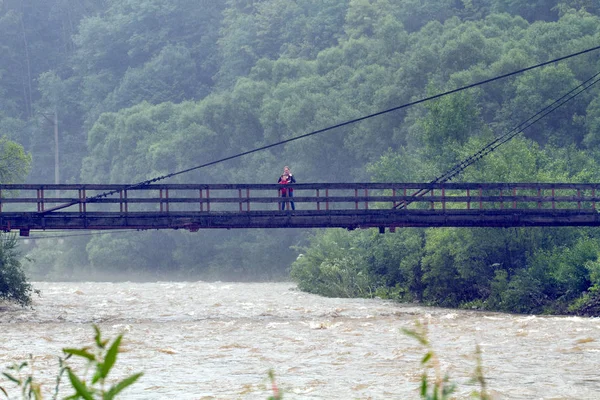 Matka a syn na mostě — Stock fotografie