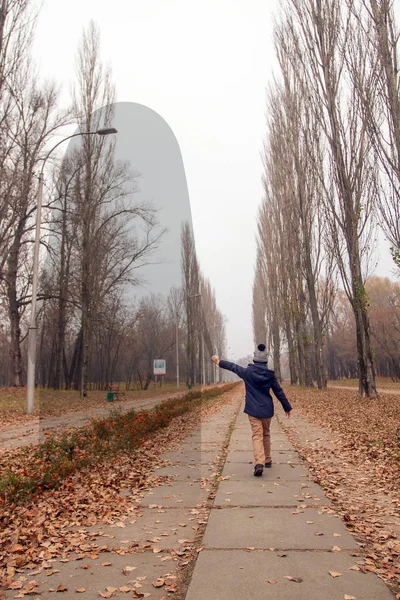 Menino e Fantasma — Fotografia de Stock