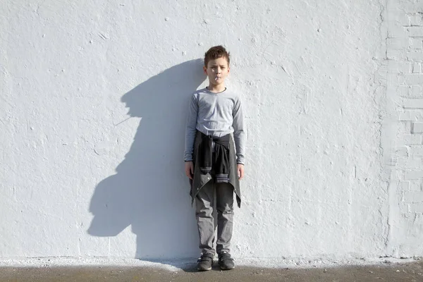 Junge mit blauem Lutscher — Stockfoto