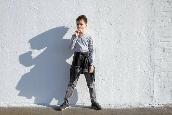 Junge mit blauem Lutscher — Stockfoto
