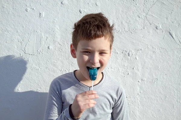 Niño con piruleta azul — Foto de Stock