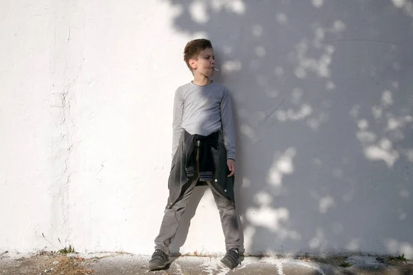 Chlapec s modrým lízátkem — Stock fotografie