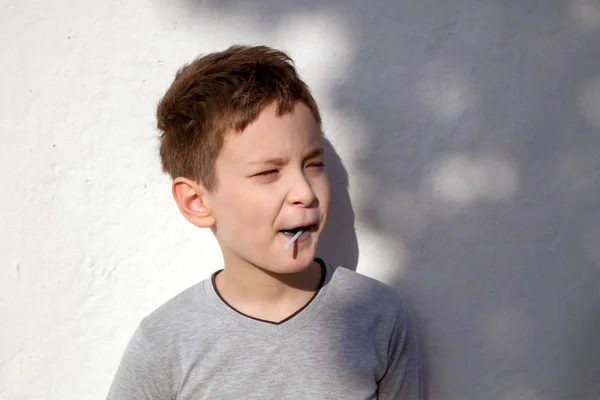 Jongen met blauwe lolly — Stockfoto