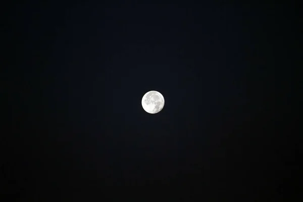 Luna Plină pe cerul negru întunecat — Fotografie, imagine de stoc