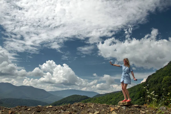 Heureuse Femme Devant Ciel Bleu Sommet Montagne — Photo