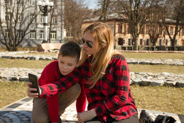 Madre Hijo Haciendo Selfie Otoño Día Soleado Familia Feliz —  Fotos de Stock