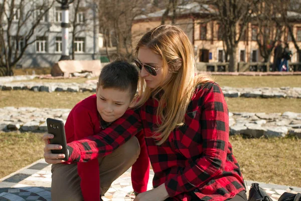 Matka Syn Robią Selfie Jesienny Słoneczny Dzień Szczęśliwa Rodzina — Zdjęcie stockowe