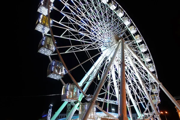 迷人的摩天轮在夜间 灯火通明的Lunapark — 图库照片