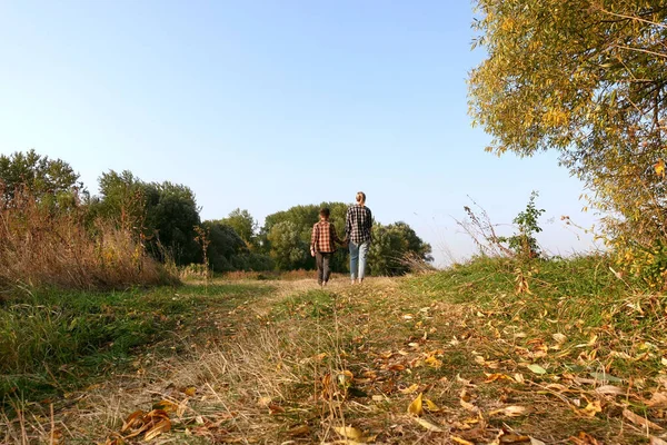 Moeder Zoon Loopt Door Landelijke Weg Buiten Gelukkig Familie Wandeling — Stockfoto