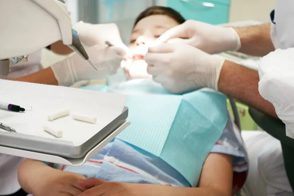 牙科医生检查男孩的嘴 小伙子在牙科诊所看起来很勇敢 — 图库照片