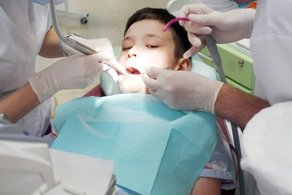 Dentist Examining Boy Mouth Young Boy Looks Brave Dentists Office — Stock Photo, Image