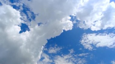 Zaman atlamalı 4k video bulutları, mavi gökyüzünde hızla hareket eden Bulutlar