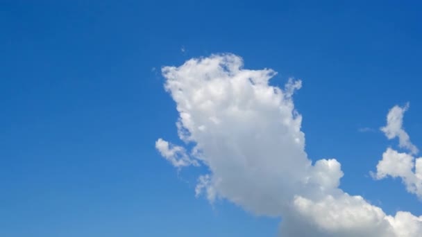 Video Ultra Hermosos Fideos Therei Con Nubes Cielo Azul Día — Vídeos de Stock