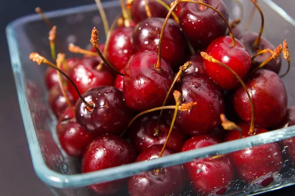 Kiraz bir cam levha içinde yakın çekim