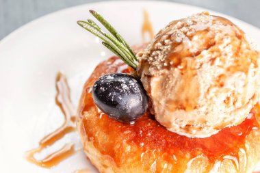 çörek tabakta, Karamelli dondurma ile