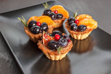 taze meyveler ve meyve ile kum sepeti