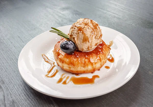 çörek tabakta, Karamelli dondurma ile