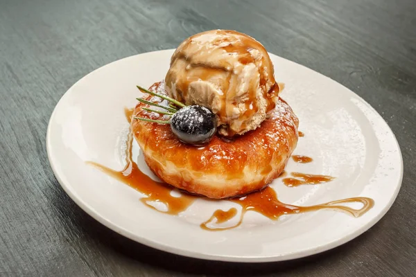 çörek tabakta, Karamelli dondurma ile