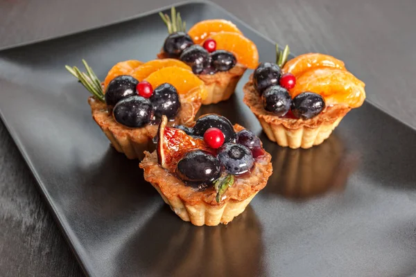 taze meyveler ve meyve ile kum sepeti