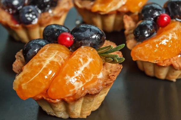 taze meyveler ve meyve ile kum sepeti