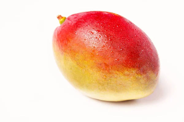 Beyaz arka planda olgun mango meyvesi