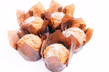 Beyaz arka plan üzerinde taze pişmiş kek