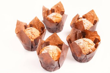 Beyaz arka plan üzerinde taze pişmiş kek