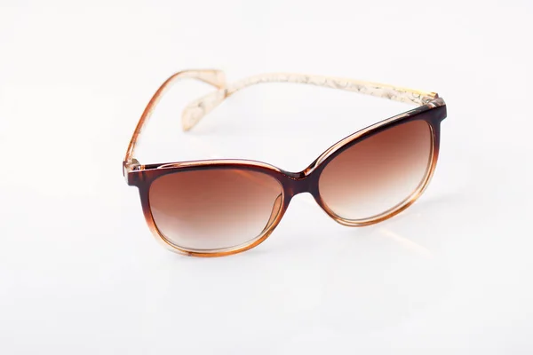 beyaz bir arka plan üzerinde kahverengi çerçeveli güneş gözlüğü