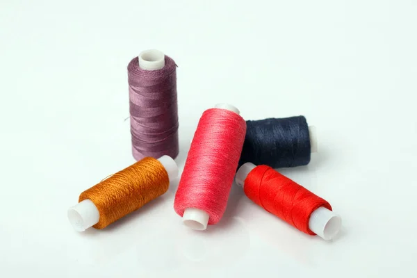 İş parçacığının çok renkli makaralar