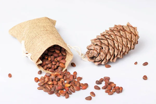 çam fıstığı bir çuval ve bir şişlik