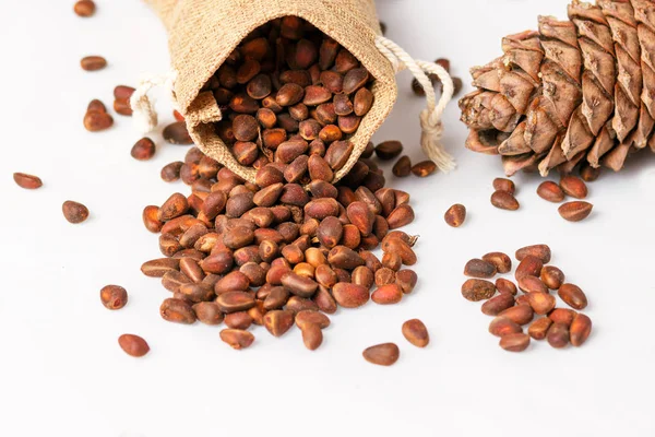 çam fıstığı bir çuval ve bir şişlik