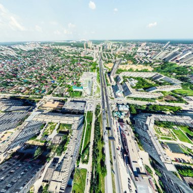 Kesişen yollar, evler, binalar, parklar ve otoparklar olan havacılık şehri manzarası. Güneşli yaz panoramik resmi