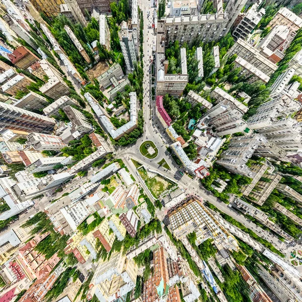 Vista aerea sulla città con crocevia e strade, case, edifici, parchi e parcheggi. Estate soleggiata immagine panoramica — Foto Stock