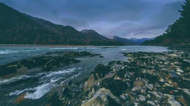 Tempo lapse colpo di un fiume vicino foresta di montagna. Rocce enormi e nuvole veloci movenings. — Video Stock