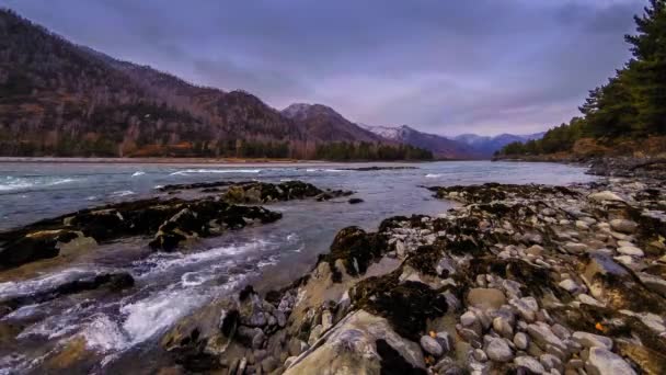 Plan temporel d'une rivière près de la forêt de montagne. D'énormes rochers et des nuages rapides se déplacent. — Video