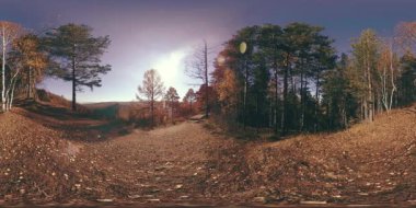 4k Sonbahar zaman bir güzel dağ sahnenin 360 Vr sanal gerçeklik. Vahşi Rus dağlar ve turist adam.