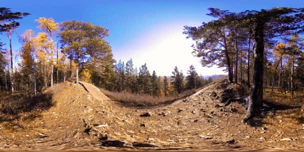 Realidad virtual de 4K 360 VR de una hermosa escena de montaña en otoño. Montañas rusas salvajes y hombre turístico . — Vídeos de Stock