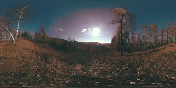 Realidad virtual de 4K 360 VR de una hermosa escena de montaña en otoño. Montañas rusas salvajes . — Vídeos de Stock