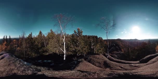 4K 360 VR Realidade virtual de uma bela cena de montanha no outono. Montanhas siberianas selvagens. — Vídeo de Stock