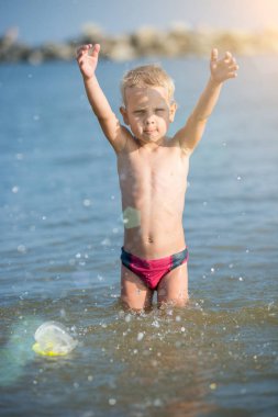 Maske ve palet kum tropikal plaj dalış için güzel bir küçük çocuk.