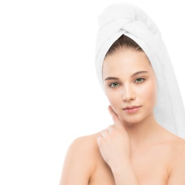 Bankacı Charlie'yle ve havlu başında güzel genç esmer kadın. İzole.