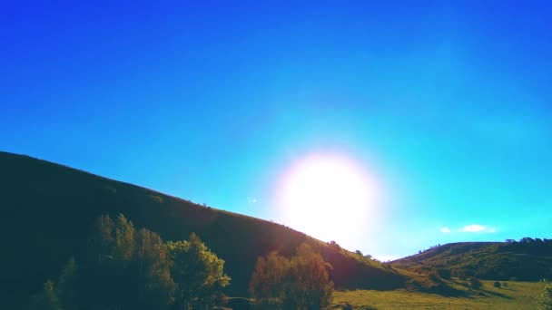 4K UHD montaña prado timelapse en el verano. Nubes, árboles, hierba verde y rayos de sol movimiento. — Vídeo de stock