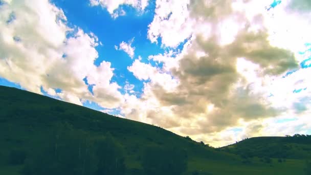 4K UHD prairie de montagne timelapse à l'été. Nuages, arbres, herbe verte et mouvement des rayons du soleil. — Video