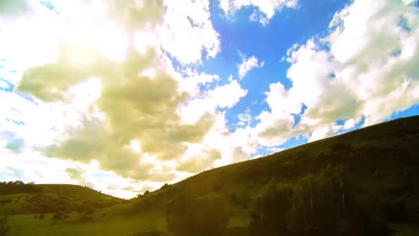 여름에는 4K UHD 산 초원이 펼쳐져 있다. 구름, 나무, 풀, 태양 광선의 움직임. — 비디오