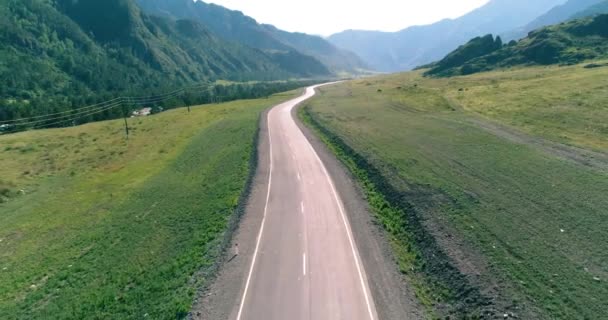 山岳アスファルト高速道路や牧草地の上の飛行 — ストック動画